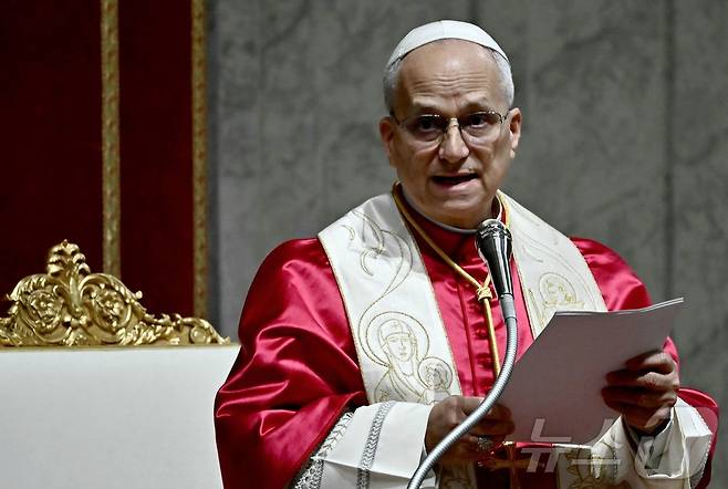 레오 14세 교황이 11일(현지시간) 바티칸 성 베드로 대성당에서 평화를 위한 성야 및 묵주기도를 주례하고 있다. 2026.04.11. ⓒ AFP=뉴스1