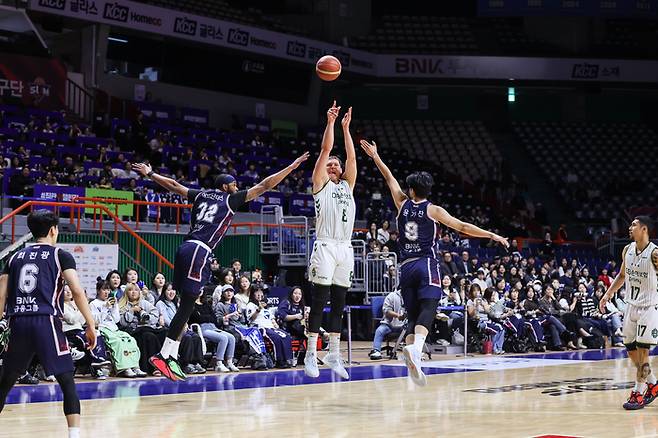 DB 엘런슨이 8일 부산 사직체육관에서 열린 2026 KBO리그 정규시즌 KCC전에서 슛을 시도하고 있다. 사진 | KBL