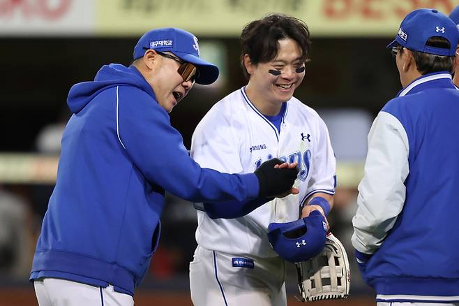 삼성 박진만 감독(왼쪽)이 10일 대구삼성라이온즈파크에서 열린 2026 KBO리그 NC전 승리 후 이날 맹타를 휘두른 박승규와 하이파이브 하고 있다. 사진 | 삼성 라이온즈