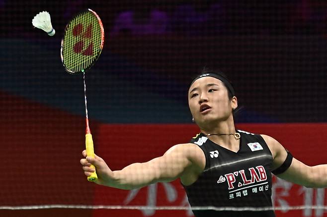 South Korea's An Se-young hits a return to South Korea?s Sim Yu-jin during their women's singles semifinal match at the Badminton Asia Championship in Ningbo, eastern China's Zhejiang province on April 11, 2026. (Photo by CN-STR / AFP) / China OUT
<저작권자(c) 연합뉴스, 무단 전재-재배포, AI 학습 및 활용 금지>