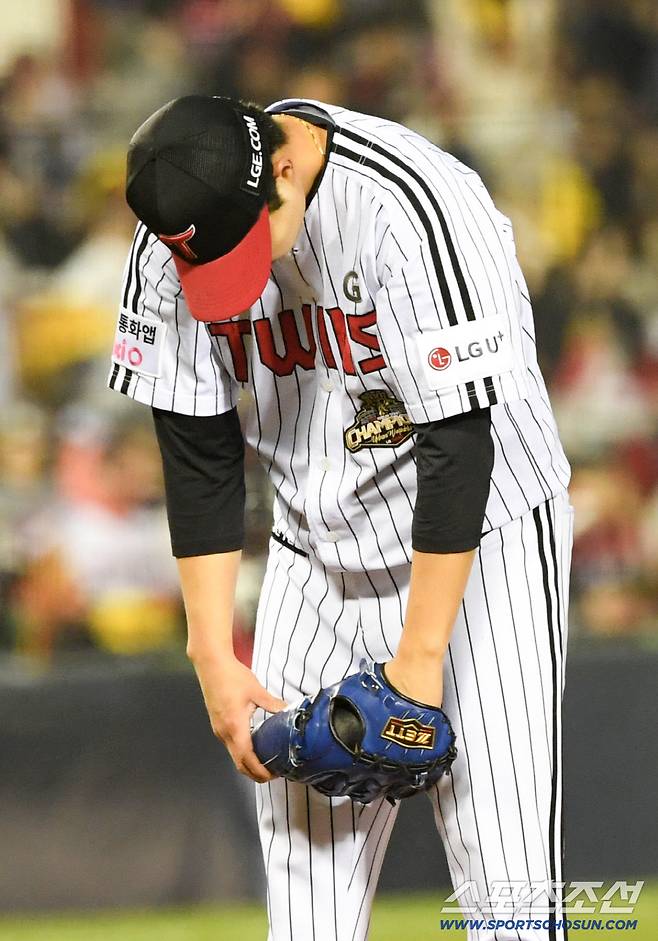 11일 잠실구장에서 열린 LG와 SSG의 경기. 1점 차 승리를 지킨 LG 유영찬이 안도의 한숨을 내쉬고 있다. 잠실=박재만 기자 pjm@sportschosun.com/2026.04.11/