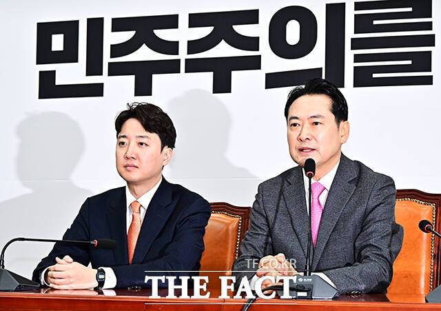 이준석 개혁신당 대표가 양당 컷오프 인사들 '이삭줍기'에 나선 가운데, 개혁신당만의 색을 보존하기 위해선 영입 시 확실한 기준이 필요하다는 지적이 제기된다. 사진은 이 대표(왼쪽)와 장동혁 국민의힘 대표. /배정한 기자