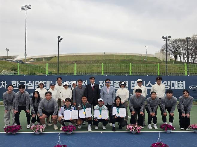 대회 후 수상자와 관계자들
