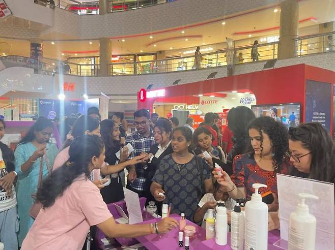 지난 10일(현지시간)부터 이틀간 인도 첸나이 내 쇼핑몰 ‘익스프레스 애비뉴 몰(Express Avenue Mall)’에서 열린 ‘2026 K-라이프스타일 인 첸나이(K-Lifestyle in Chennai)’에서 현지 소비자들이 K팝 굿즈를 체험 중이다. 코트라