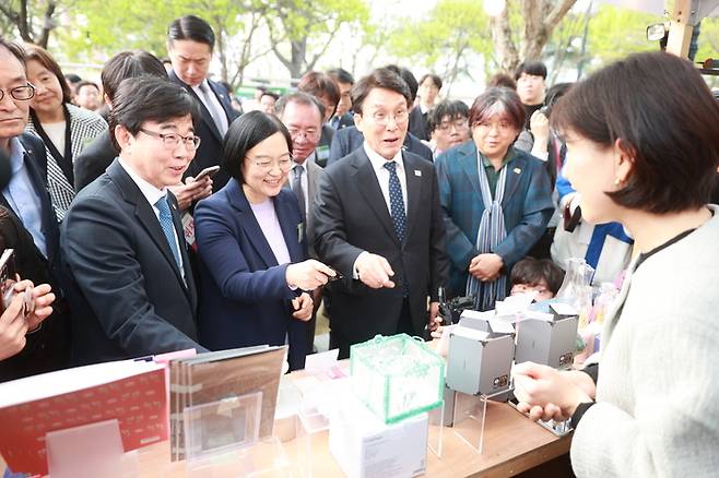 김민석 국무총리와 한성숙 중소벤처기업부 장관이 11일 전북 전주시 전주실내체육관에서 열린 '4월 동행축제 개막식'에서 소상공인 부스를 둘러보고있다.