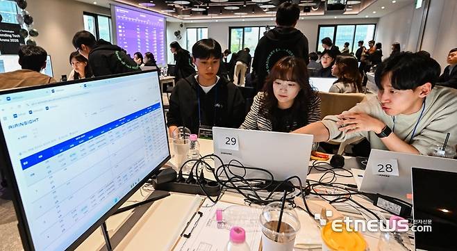 온라인투자연계금융업(온투업)체 PFCT가 주최한 온라인 대출 전략 시뮬레이션 대회 '렌딩 테크 아레나 2026'이 지난 9일 서울 종로구 센트로폴리스에서 열렸다. 참가자들이 가상의 온라인 대출전략을 세우고 있다. 이동근기자 foto@etnews.com