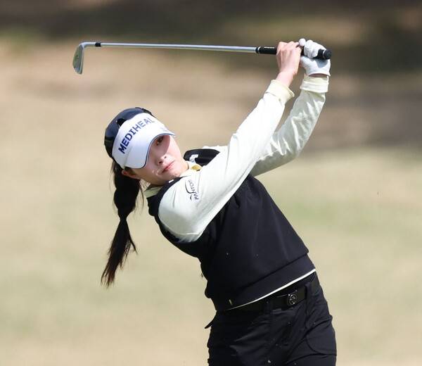 2026년 한국여자프로골프(KLPGA) 투어 iM금융오픈에서 준우승을 기록한 안지현 프로가 최종라운드에서 경기하는 모습이다. 사진제공=KLPGA (사진을 무단으로 사용하지 마십시오.)
