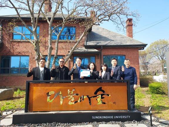 에코네트워크와 은행나무어린이도서관 관계자들이 11일 ‘국경 없는 민주주의 학교’ 회원들에게 성금을 전한 뒤 기념사진을 찍고 있다. 박은홍 성공회대 교수 제공