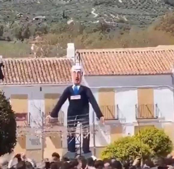 5일 스페인 말라가 남부 소도시 엘 부르고에서 열린 전통 축제 도중 높이 7m의 베냐민 네타냐후 이스라엘 총리 인형을 폭파하는 퍼포먼스가 진행되고 있다. 이스라엘 외무부 엑스(X) 캡처