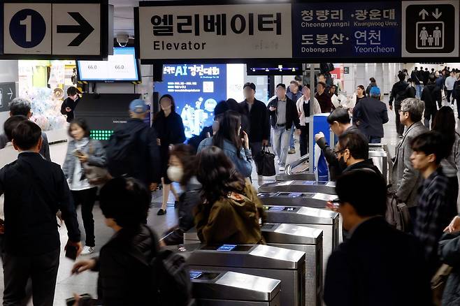 지난 3일 오후 퇴근시간대 서울 지하철 1호선 종각역을 이용하는 시민들 모습. 뉴스1