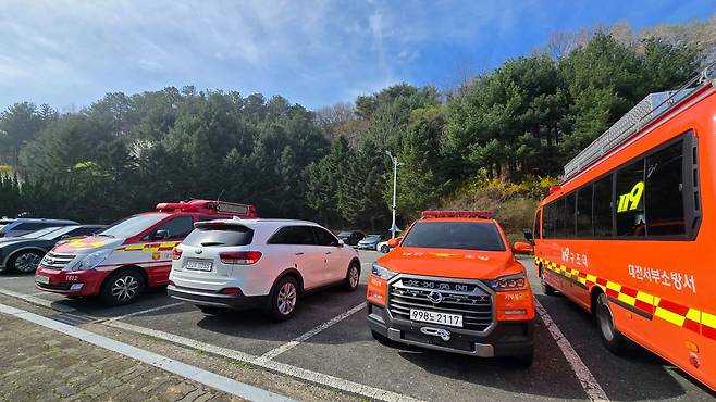 지난 8일 대전 오월드 동물원 사파리를 탈출한 늑구를 찾기 위한 수색 작업이 이어진 12일 오월드 주차장에 소방당국의 차량이 주차돼 있다. 신진호 기자