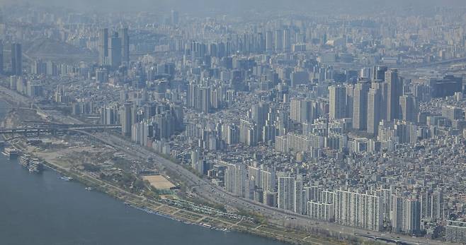 지난 8일 서울 송파구 롯데월드타워에서 바라본 아파트 단지 모습. 사진=임형택 한국경제신문 기자