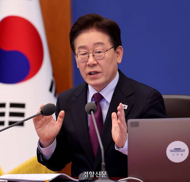 이재명 대통령이 지난 9일 청와대에서 열린 수석보좌관회의에서 발언하고 있다. 청와대사진기자단