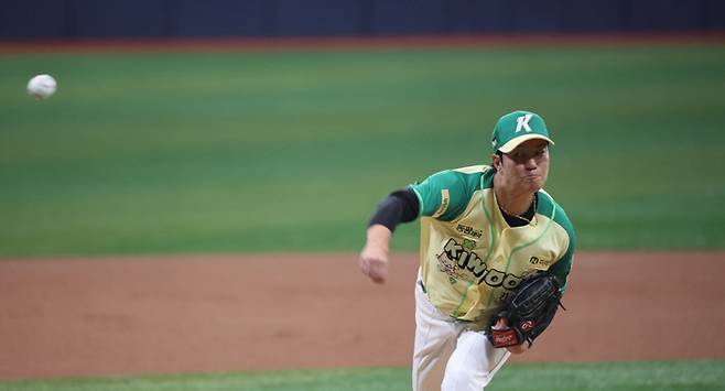 프로야구 키움 에이스 안우진이 12일 고척스카이돔에서 열린 롯데전에서 955일 만에 복귀해 힘껏 투구하고 있다. 키움 히어로즈 제공