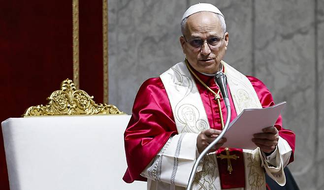 레오 14세 교황이 11일(현지시간) 바티칸 성베드로 대성당에서 철야기도를 주례하고 있다. EPA연합뉴스