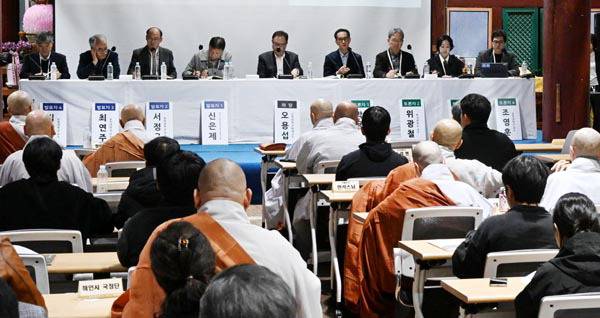 지난 9일 경남 합천 해인사 보경당에서 각계 전문가가 참석한 가운데 ‘팔만대장경 조성 가치 재조명’ 학술 세미나가 열리고 있다. 김성효 선임기자