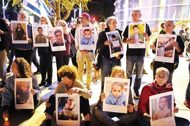 이스라엘 수도 텔아비브에서 11일(현지시간) 반전 활동가들이 이란, 레바논, 팔레스타인, 이스라엘 등에서 전쟁으로 목숨을 잃은 어린아이들의 사진을 들고 종전을 촉구하는 시위를 벌이고 있다. 두 차례 세계대전 이후 전쟁을 금기시하던 국제 질서가 빠르게 해체되면서 어린이를 비롯한 민간인 피해가 급증하고 있다. AP연합뉴스