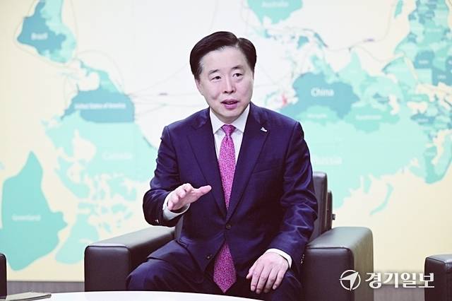 이경규 인천항만공사 사장이 경기일보 취재진과 인터뷰하고 있다. 조병석기자