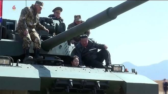 김정은 북한 국무위원장의 딸 주애가 지난 19일 평양 제60훈련기지에서 열린 보병·탱크(전차) 협동공격전술연습에서 신형 전차를 직접 조종하는 모습을 조선중앙TV가 20일 방영했다. 2026.3.20 / 사진=조선중앙TV 화면