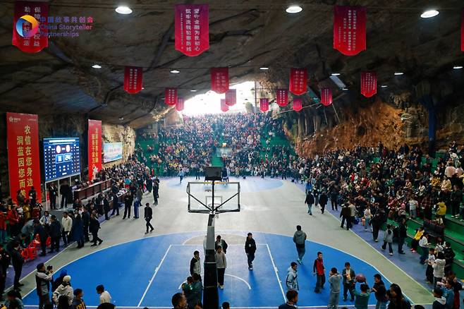 중국 구이저우성 퉁런시 옌허자치현 헤이수이읍의 펑밍(??)동굴 농구경기 현장. 천연 동굴을 경기장으로 활용한 '펑밍동굴 농구'는 자연과 생활 문화가 결합된 퉁런식 생태 콘텐츠의 대표 사례로 꼽힌다. /사진=차이나데일리 제공