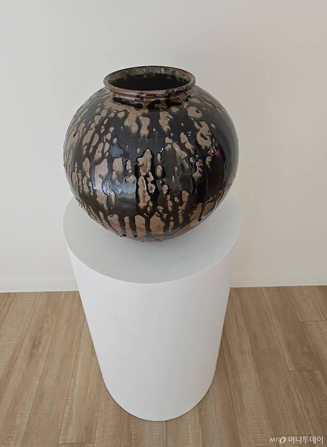 10일 모다갤러리에서 열린 '나를 담은 자리' 전시에 놓여 있는 이규 작가의 작품. / 사진 = 오진영 기자