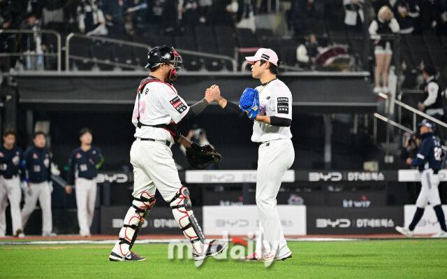 2026년 4월 11일 오후 경기도 수원KT위즈파크에서 열린 '2026 신한 SOL KBO리그' 두산 베어스와 KT 위즈의 경기. KT 박영현과 장성우가 6-4로 승리한 뒤 기뻐하고 있다./마이데일리