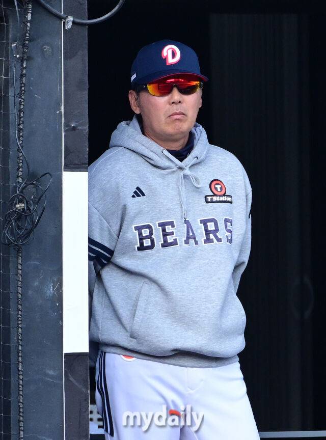 2026년 4월 11일 오후 경기도 수원KT위즈파크에서 열린 '2026 신한 SOL KBO리그' 두산 베어스와 KT 위즈의 경기. 두산 김원형 감독이 지켜보고 있다./마이데일리