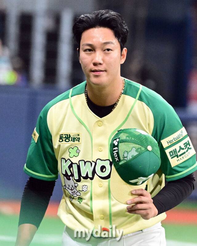 2026년 4월 12일 오후 서울 고척스카이돔에서 열린 '2026 신한 SOL KBO리그' 롯데 자이언츠와 키움 히어로즈의 경기. 키움 선발투수 안우진이 1회초 투구를 마친 뒤 팬들에게 인사하고 있다./고척=유진형 기자 zolong@mydaily.co.kr