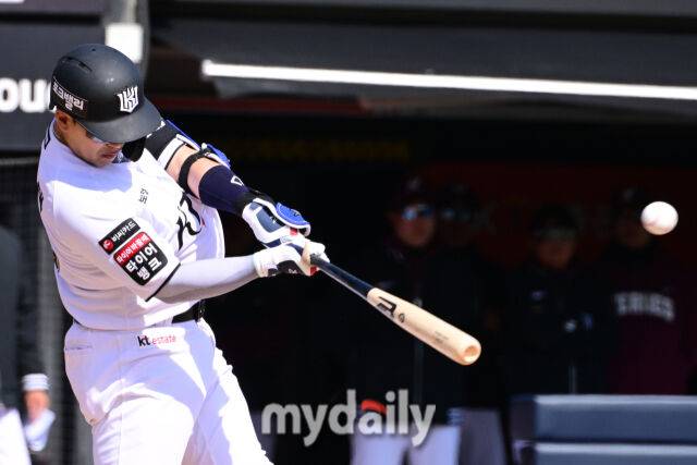 KT 한승택이 19일 오후 경기도 수원KT위즈파크에서 진행된 ‘2026 신한 SOL KBO리그’ 키움-KT의 시범경기 4회말 1사 2,3루에서 희생플라이를 때리고 있다./마이데일리