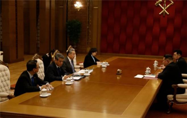 왕이 중국 외교부장 만난 김정은 북한 국무위원장. 중국 외교부 홈페이지 캡처