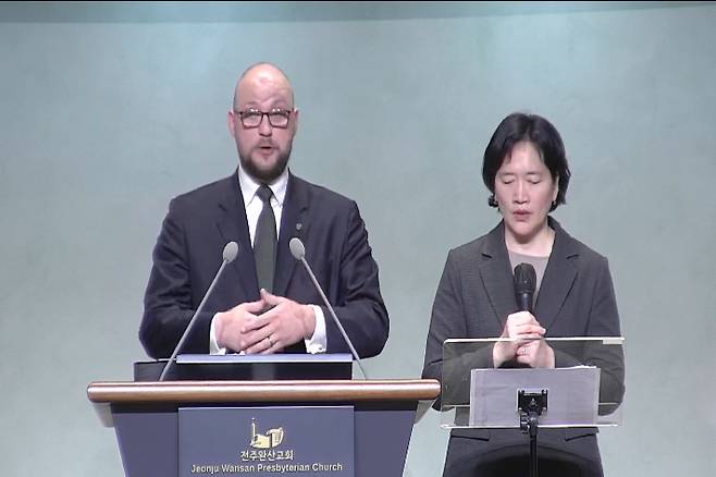 Brendon J. Branigin 목사가 설교를 전하고 있는 모습. 완산교회 유튜브 캡처