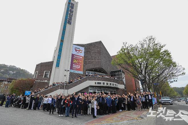 전주완산교회 성도들이 100주년 기념 감사예배를 마친 뒤 교회 앞에서 기념촬영을 하고 있다. 최화랑 기자