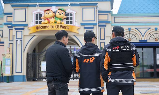 대전 중구 사정동 오월드에서 늑대 1마리가 탈출한 지 이틀째인 지난 9일 소방대원들이 오월드에서 드론으로 늑대를 수색하고 있다. 연합뉴스