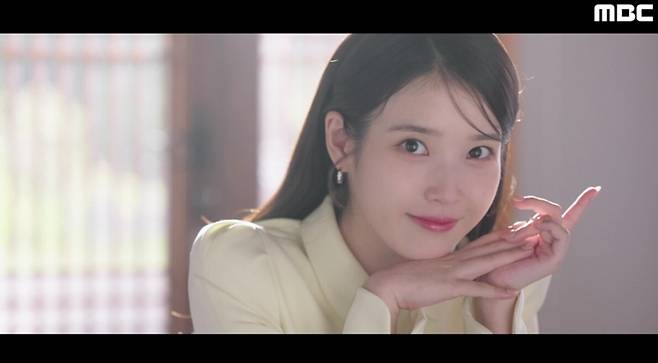 끊임없이 플러팅 하는 아이유. MBC 제공