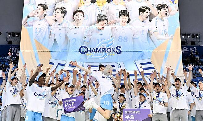 최고의 날 대한항공 선수들이 지난 10일 인천 계양체육관에서 열린 2025∼2026 V리그 남자부 챔피언결정전 5차전에서 현대캐피탈을 꺾고 통합우승을 달성한 뒤 기쁨을 만끽하며 세리머니를 하고 있다. 인천=뉴시스