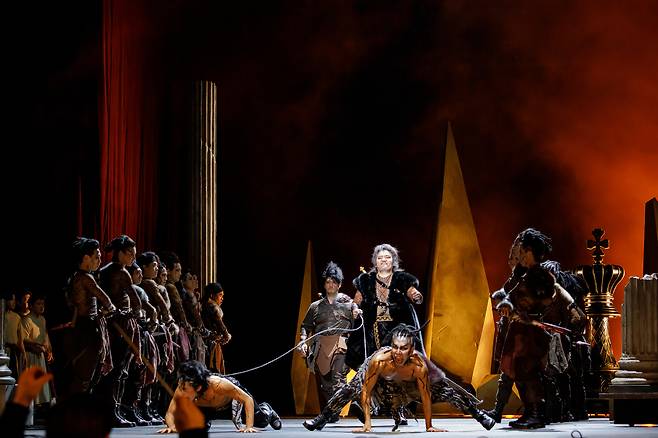 나부코역을 맡은 바리톤 최인식이 도열한 군무단 사이로 사냥개를 이끌며 무대에 등장하고 있다. 세종문화회관 제공