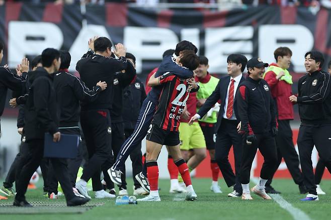 서울 주장 김진수와 김기동 감독이 11일 서울월드컵경기장에서 열린 전북과 K리그1 홈경기를 승리로 마친 뒤 꼭 끌어안고 환호하고 있다. 사진제공|한국프로축구연맹