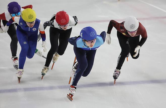 ▲ 최민정(맨 앞 하늘색 유니폼)은 1차 선발대회에서 500m·1000m 1위, 1500m 3위, 2차 대회에선 500m·1500m·1000m 1위를 싹쓸이했다. 단 한 종목을 제외하고 모든 레이스에서 정상에 올라 총점 183점을 쌓았다. 압도적인 종합 우승을 수확했다. ⓒ 연합뉴스