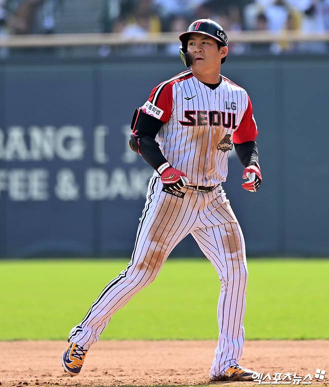 12일 오후 서울 송파구 잠실야구장에서 열린 '2026 신한 SOL Bank KBO리그' SSG 랜더스와 LG 트윈스의 경기, 5회말 1사 1루 LG 오지환이 우중간 안타를 날리고 있다. 잠실, 김한준 기자