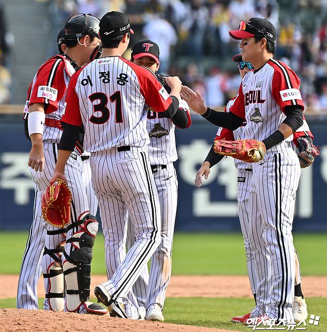 12일 오후 서울 송파구 잠실야구장에서 열린 '2026 신한 SOL Bank KBO리그' SSG 랜더스와 LG 트윈스의 경기, LG가 SSG에 9:1로 승리하며 7연승을 기록했다. 이날 경기에서 승리한 LG 선수들이 기뻐하고 있다. 잠실, 김한준 기자