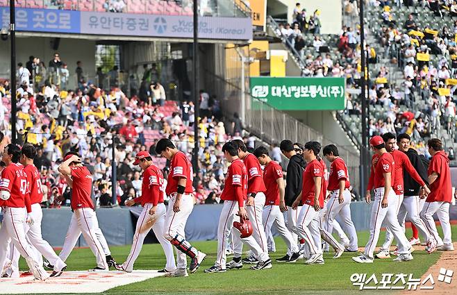 12일 오후 서울 송파구 잠실야구장에서 열린 '2026 신한 SOL Bank KBO리그' SSG 랜더스와 LG 트윈스의 경기, LG가 SSG에 9:1로 승리하며 7연승을 기록했다. 경기종료 후 SSG 선수들이 그라운드를 빠져나가고 있다. 잠실, 김한준 기자