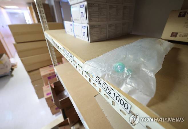 수액 수급 상황은? (서울=연합뉴스) 김성민 기자 = 중동 전쟁의 여파로 나프타 공급이 제한되며 수액 등 의료제품의 필름 포장재 가격이 오르자 정부가 대응에 나섰다. 식약처는 수액제 포장재, 주사기, 주사침 등 6개 품목의 생산·공급 상황을 집중적으로 관리할 계획이다.
7일 서울의 한 대형 병원에 수액이 보관돼 있다. 2026.4.7 ksm7976@yna.co.kr