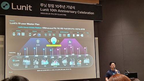발표하는 서범석 루닛 대표 (서울=연합뉴스) 조현영 기자 = 서범석 루닛 대표가 24일 서울 강남구 루닛 본사에서 열린 창립 10주년 기자간담회에서 발표하고 있다. 2023.8.24
hyun0@yna.co.kr
