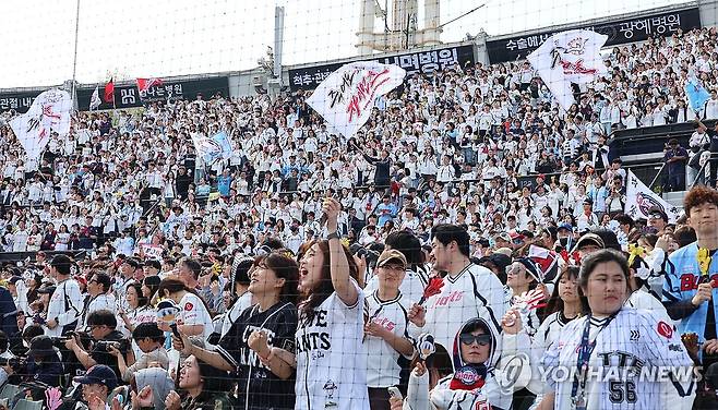 롯데 승리 응원 (부산=연합뉴스) 강선배 기자 = 5일 부산 사직야구장에서 열린 프로야구 SSG 랜더스와 롯데 자이언츠의 경기에서 만원 관중이 열띤 응원을 하고 있다. 2026.4.5 sbkang@yna.co.kr