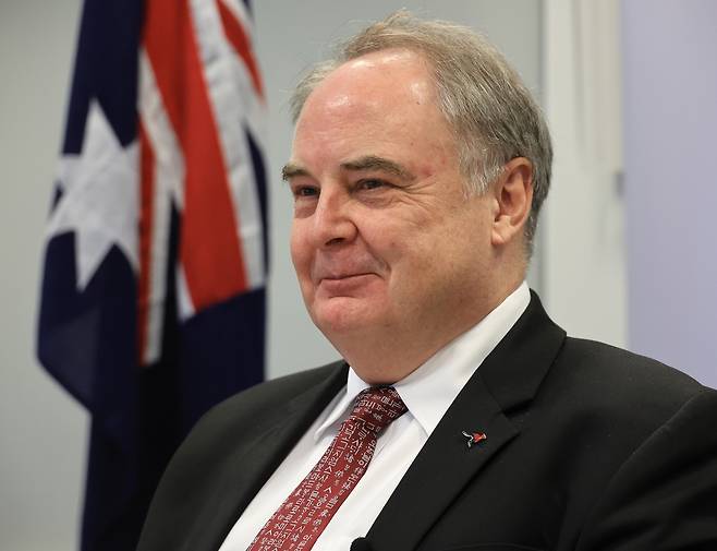 연합뉴스와 인터뷰하는 제프 로빈슨 호주대사 (서울=연합뉴스) 최재구 기자 = 제프 로빈슨 주한호주대사가 9일 서울 광화문 주한호주대사관에서 연합뉴스와 인터뷰하고 있다. 2026.4.12
jjaeck9@yna.co.kr