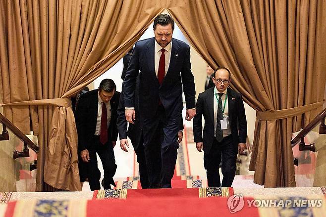 밴스 미 부통령 (이슬라마바드 로이터=연합뉴스) 11일(현지시간) 파키스탄 총리 회동 위해 이동하는 JD 밴스 미국 부통령. 2026.4.12 photo@yna.co.kr