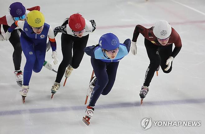 압도적인 최민정의 질주 (서울=연합뉴스) 박동주 기자 = 12일 서울 양천구 목동아이스링크에서 열린 2026-2027 쇼트트랙 국가대표 2차 선발대회.
여자 1,000m 준결승에서 최민정이 질주하고 있다. 2026.4.12 pdj6635@yna.co.kr