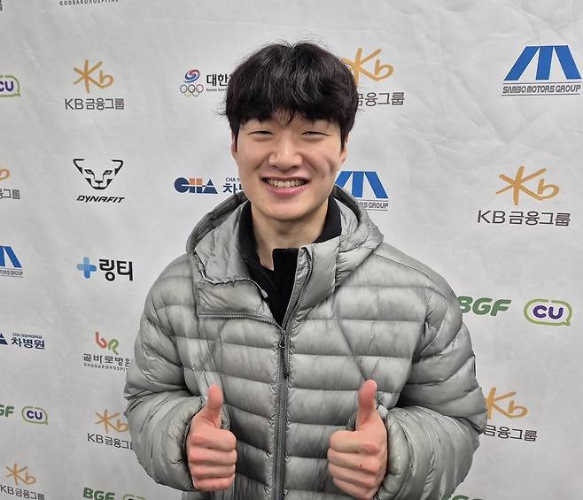 활짝 웃는 이정민 (서울=연합뉴스) 김경윤 기자 = 이정민이 12일 서울 양천구 목동아이스링크에서 열린 2026-2027 쇼트트랙 국가대표 선발대회에서 남자부 종합 우승을 차지한 뒤 포즈를 취하고 있다. 2026.4.12. cycle@yna.co.kr