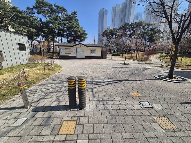 ▲ 지난 2일 오후 인천 미추홀구 화동근린공원 입구. 볼라드 앞에 점형블럭이 놓여 있다. /안지섭 기자 ajs@incheonilbo.com