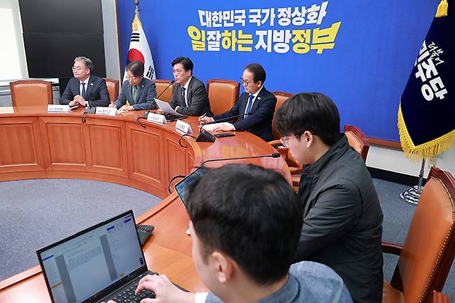 더불어민주당 조승래 사무총장이 지난 12일 국회에서 기자 간담회를 열고 6·3 지방선거 공천 진행 상황 등을 설명하고 있다. 사진=연합뉴스